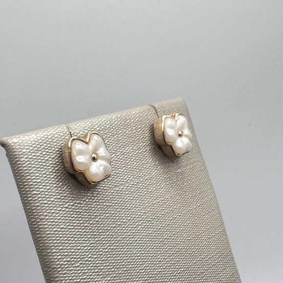 Vintage Avon Mother of Pearl Flower Earrings - Picture 2 of 4